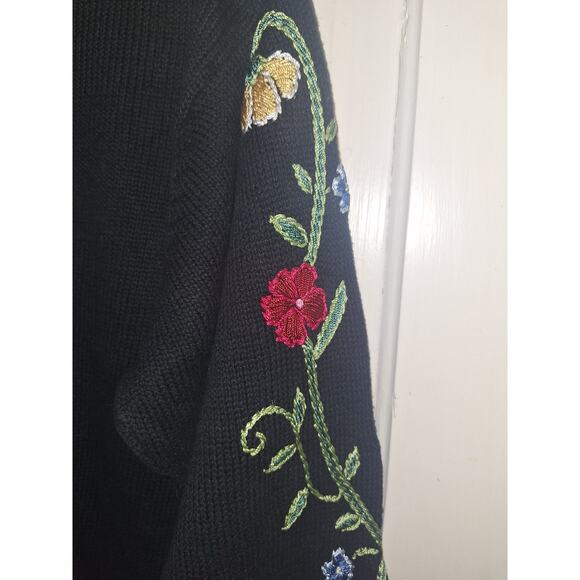 Vintage Unique Int'L Medium Women's Floral Embroidered Sweater Dark Cottagecore - Picture 5 of 6